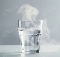 玻璃杯里的热水