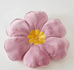 花朵形状淡紫色抱枕